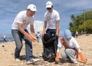Transplantasi 5.000 Bibit Terumbu Karang kemudian Beach Clean Up Jadi Kegiatan Estafet Peduli Bumi Asuransi Astra di tempat Samalona