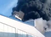 Penampakan Ledakan Dahsyat di dalam Pabrik Rusia, Korban Drone Ukraina?