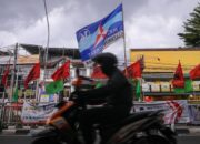 Warna Warni Bendera Parpol Bertebaran pada Jalanan DKI Jakarta