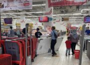 Mumpung Murah! Pengunjung Borong Kasur di area Transmart Full Day Sale