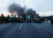 Spanyol Membara, Petani Turun Gunung Bakar Ban-Blokir Jalan