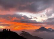 Menikmati Keindahan Senja Di Puncak Gunung: 5 Lokasi Romantis Di Indonesia Yang Tak Boleh Kamu Lewatkan!